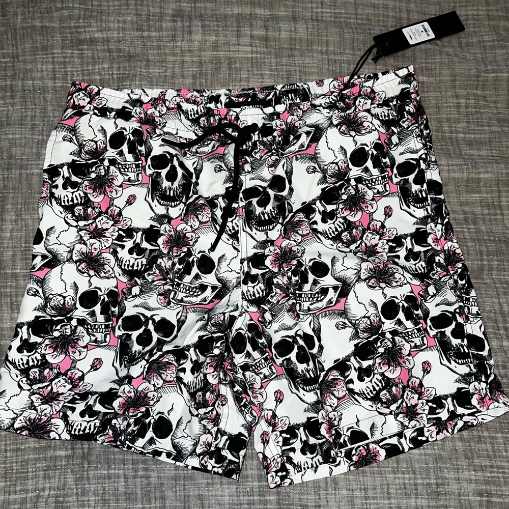 Brand new with tags. Men’s swim shorts. Fashion nova size medium.